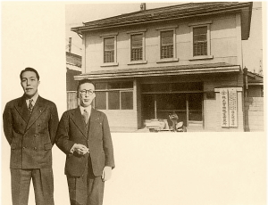 ヒシサングループ創業者、故・小林正弘（写真左）と当時の小林商店社長、故・長岡兼三（写真右）